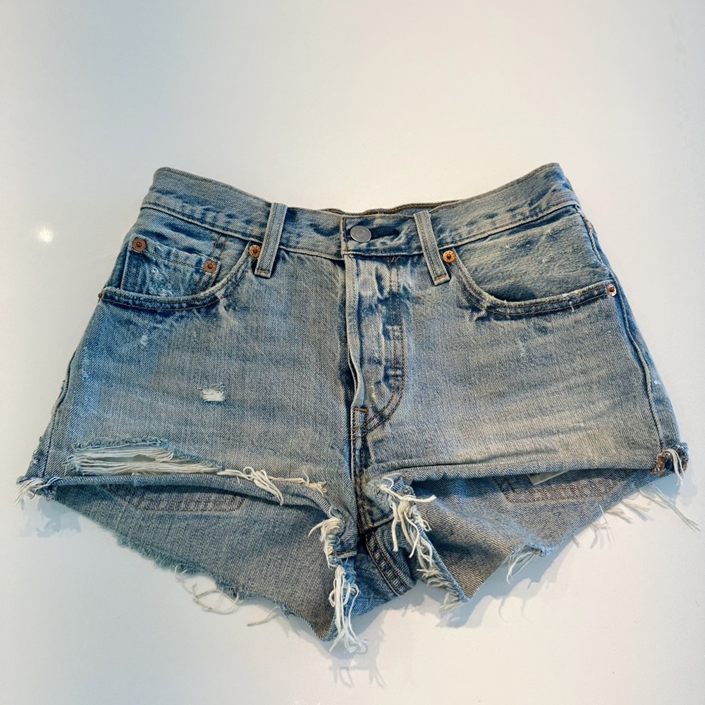 Mid rise Levi shorts